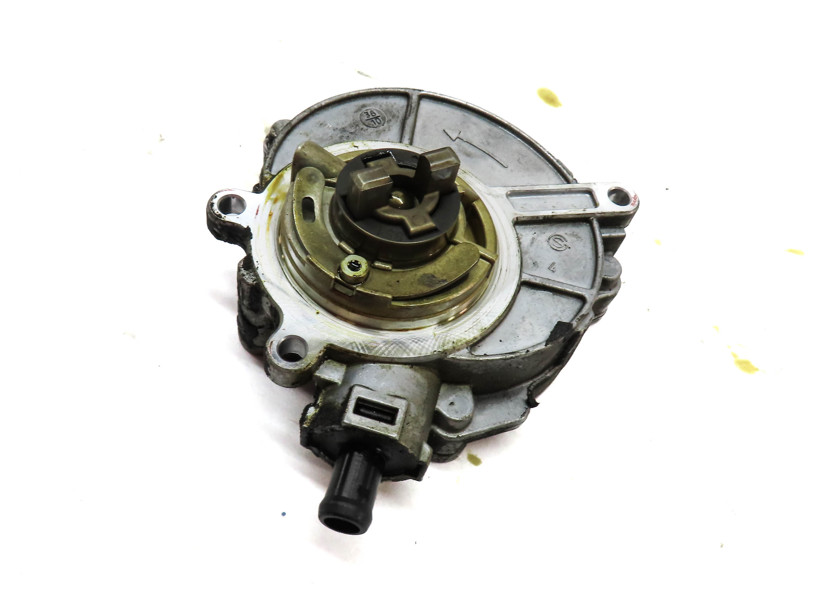 2011 PORSCHE CAYENNE (958) 3.0L HYBRID (M06.EC) ENGINE BRAKE VACUUM PUMP — exact item pictured
